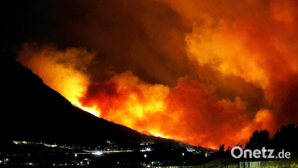 An der kroatischen Adriaküste südlich von Split hat ein heftiger Waldbrand Häuser und Autos zerstört. Bild: Jakov Prkic/AP/dpa