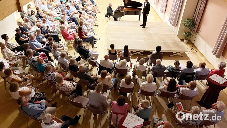 Begeisterungsstürme begleiteten die Künstler, wobei im Saal kein Platz frei blieb. Bild: Josef Daubner
