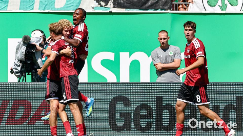 Nürnbergs Spieler jubeln über den Derbysieg in Fürth. Bild: Daniel Löb/dpa