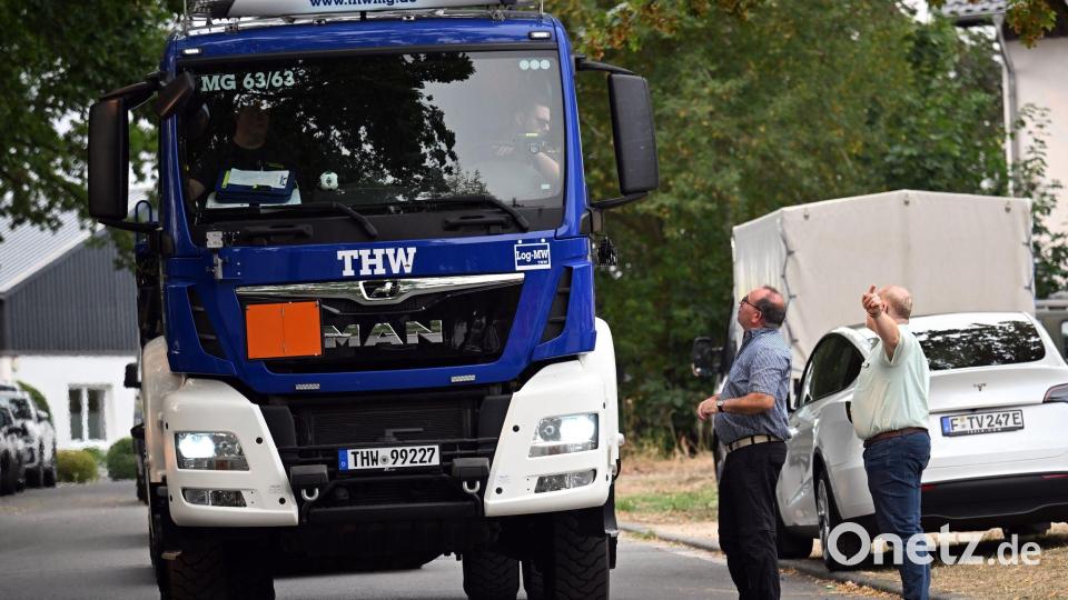 Ralf Nolten (l, CDU), Landrat des Kreises Düren und Stephan Cranen (parteilos), Bürgermeister der Gemeinde Hürtgenwald, weisen beim Waldbrand im Hürtgenwald einen THW-Lastwagen ein. Bild: Federico Gambarini/dpa