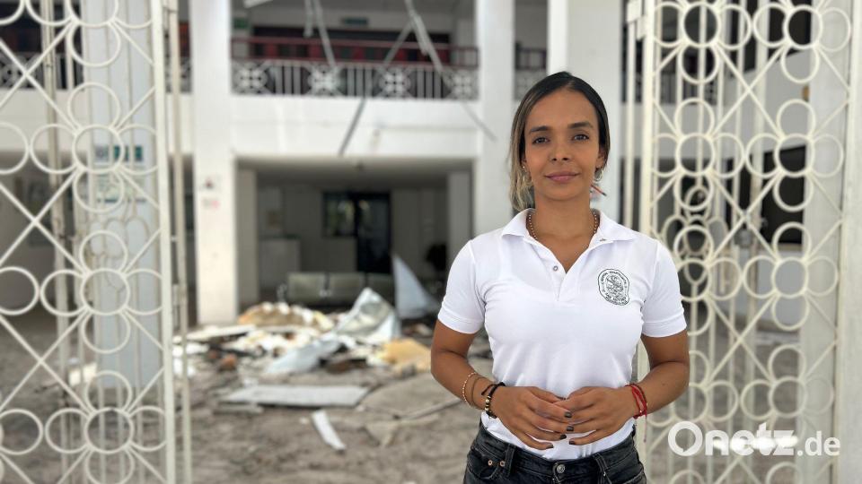 Sprecherin Manuela Hernández Vargas steht vor dem schwer beschädigten Krankenhaus in Roldanillo. Bild: Philipp Znidar/dpa