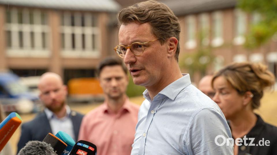 Nordrhein-Westfalens Ministerpräsident Hendrik Wüst (CDU) sprich während seines Besuchs bei Einsatzkräften mit Medienvertretern. Bild: Max Lametz/dpa