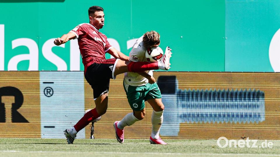 Die Spieler von Fürth und Nürnberg schenkten sich im 277. Frankenderby nichts. Bild: Daniel Löb/dpa