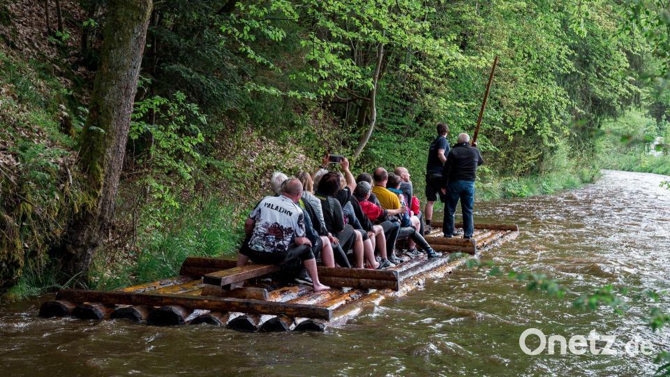 Die Floße fahren auf der Wilden Rodach im Frankenwald. (Archivbild) Bild: Daniel Vogl/dpa