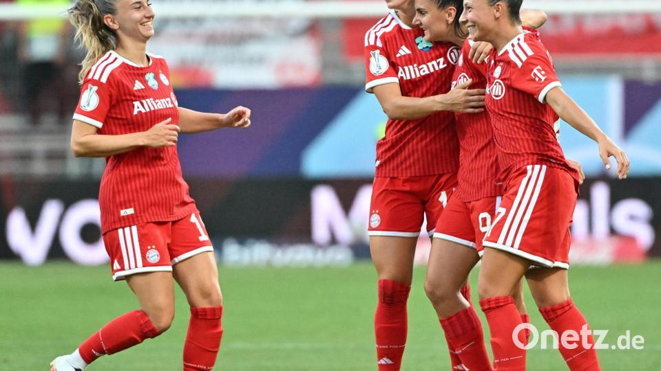 Jubel um Jovana Damnjanovic und Klara Bühl (r. und 3.v.r.) beim FC Bayern. Bild: Peter Kneffel/dpa