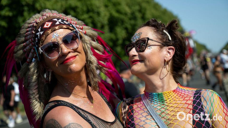 Die Techno-Jünger und -Jüngerinnen haben Spaß auf der Partymeile bei „Rave The Planet“. Bild: Christophe Gateau/dpa