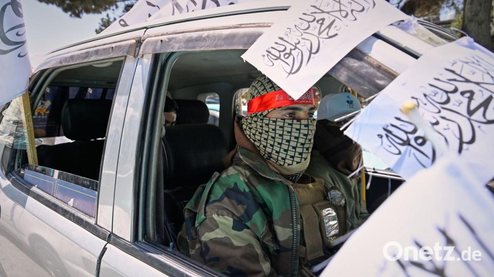Schon in den vergangenen Tagen waren in der Hauptstadt die Taliban-Fahnen mit schwarzer Schrift auf weißem Hintergrund erneuert worden. Bild: Nava Jamshidi/AP/dpa