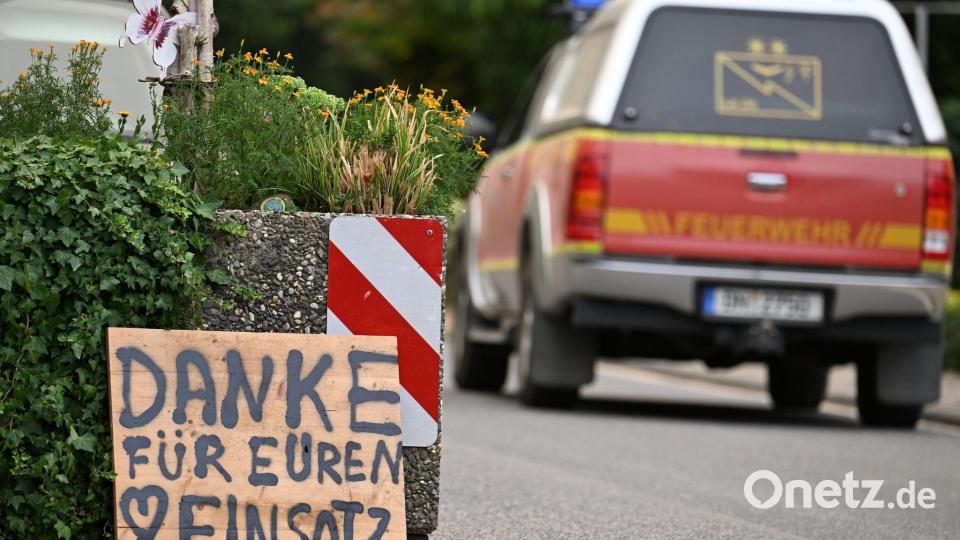 Ein Fahrzeug der Feuerwehr fährt an einem Schild mit der Aufschrift "Danke für Euren Einsatz" beim Waldbrand im Hürtgenwald vorbei. Bild: Federico Gambarini/dpa