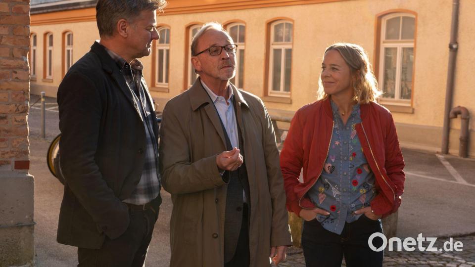 Das Team: Alexander Held Mitte, als Kommissar Ludwig Schaller), Bernadette Heerwagen (als Kommissarin Angelika Flierl, rechts) und Marcus Mittermeier (als Kommissar Harald Neuhauser). (ZDF-Bild) Bild: Susanne Bernhard/ZDF/dpa