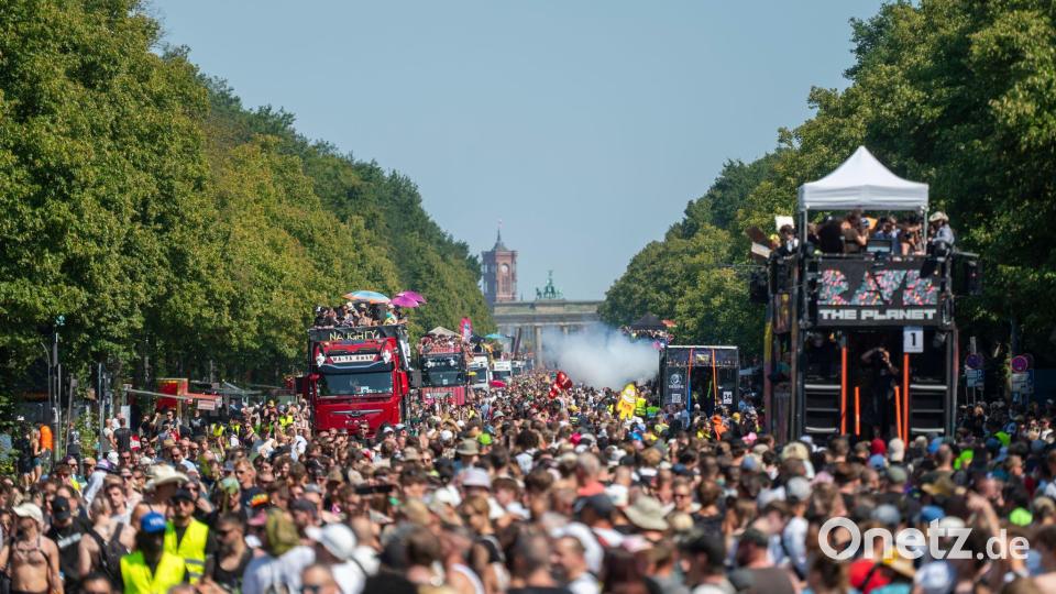 Die Techno-Parade „Rave The Planet“ findet zwischen Brandenburger Tor und Siegessäule statt. Bild: Christophe Gateau/dpa