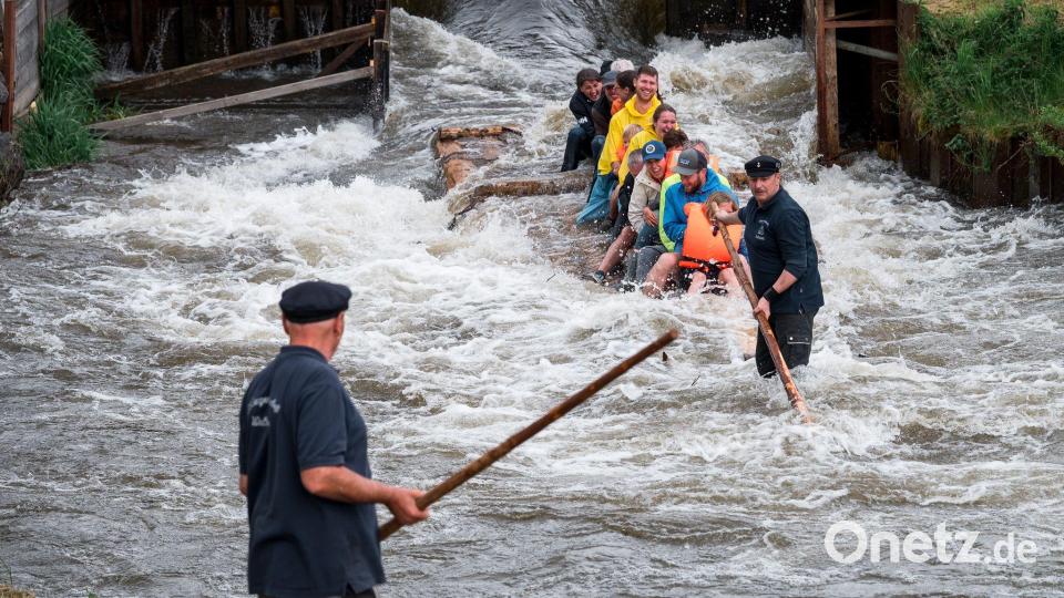 Die Floßfahrten sind bei Touristen und Ausflüglern beliebt. (Archivbild) Bild: Daniel Vogl/dpa