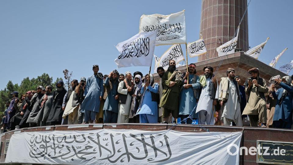 Anhänger der Taliban-Regierung feiern den fünften Jahrestag der Machtübernahme in Kabul. Bild: Nava Jamshidi/AP/dpa