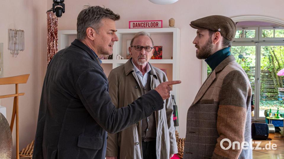 Harald Neuhauser (Marcus Mittermeier, links) und Ludwig Schaller (Alexander Held, Mitte) verdächtigen Jeremias Oesterheld (Julius Kastner). Bild: Susanne Bernhard/ZDF/dpa
