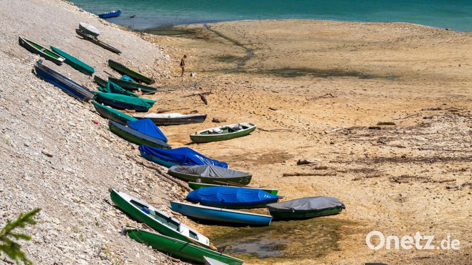 Der Sylvensteinsee hat außergewöhnlich wenig Wasser. Bild: Peter Kneffel/dpa