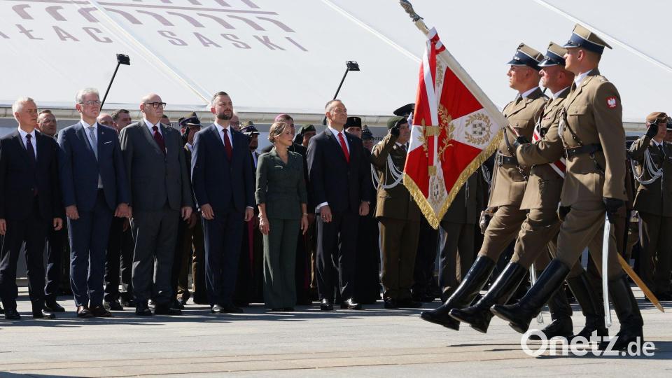 Polnische Spitzenpolitiker nehmen an der Wachablösung am Grabmal des Unbekannten Soldaten teil. Bild: Pawel Supernak/PAP/dpa
