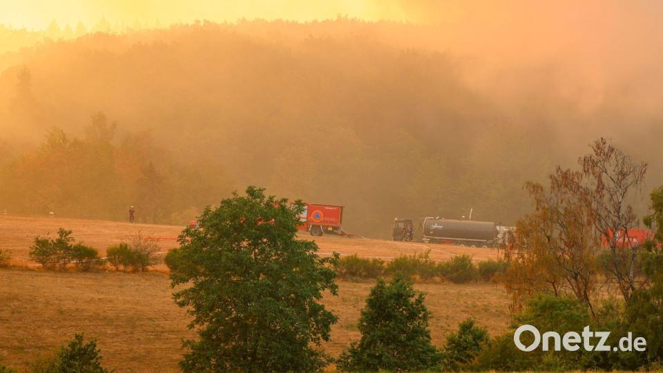 Auch in der Nacht kämpfen Feuerwehrleute gegen die Flammen. Bild: Thomas Banneyer/dpa