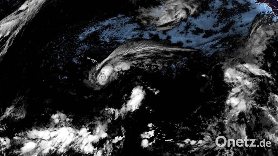 Die Meteorologen rechnen damit, dass die sogenannte Eyewall im Zentrum des Sturms mit den stärksten Winden im Laufe des Samstags über oder nahe der Südspitze von Big Island hinwegzieht. Bild: --/NOAA/dpa