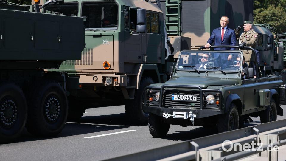 Der polnische Präsident Karol Nawrocki (l) und Generalstabschef General Wieslaw Kukula (r) nehmen an der Militärparade zum Tag der polnischen Streitkräfte teil. Bild: Leszek Szymanski/PAP/dpa