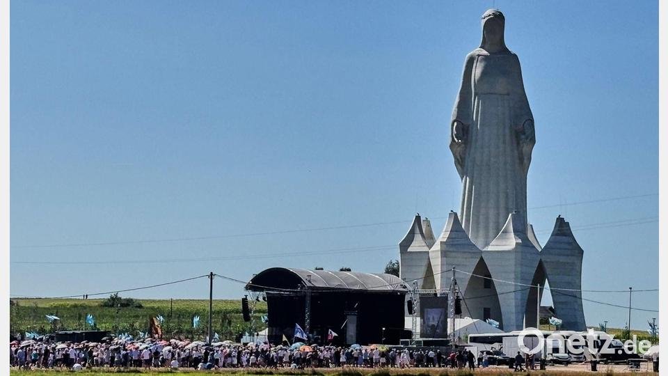 Menschen versammeln sich zu der Einweihungsfeier der riesigen Statue der Jungfrau Maria. Bild: Claudia Ciobanu/AP/dpa