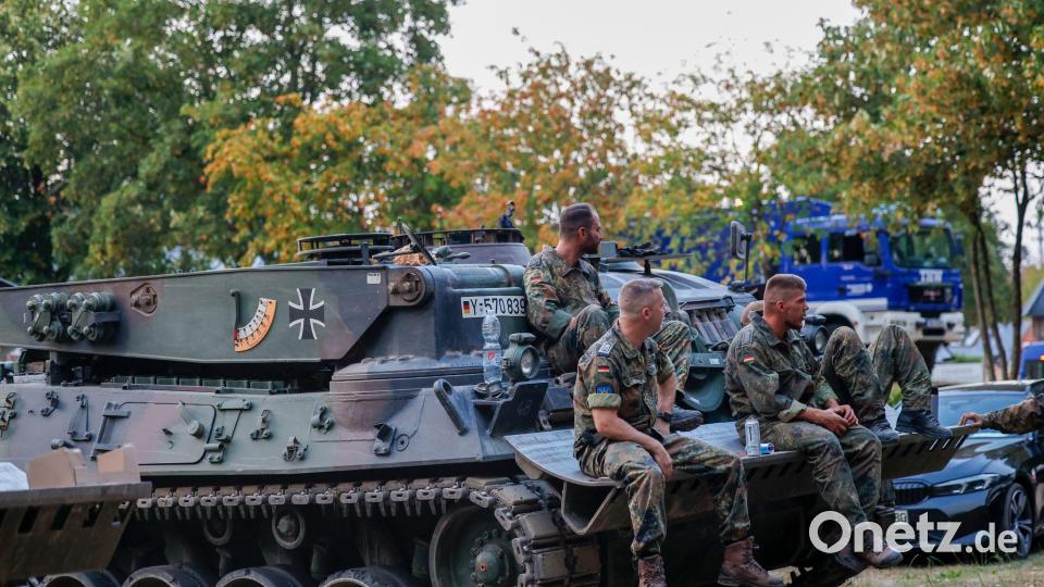 Die Bundeswehr unterstützt bei der Brandbekämpfung. Bild: Thomas Banneyer/dpa