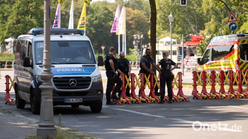 Die Berliner Polizei sichert die Techno-Parade „Rave The Planet“ mit einem großen Aufgebot. Bild: Christophe Gateau/dpa