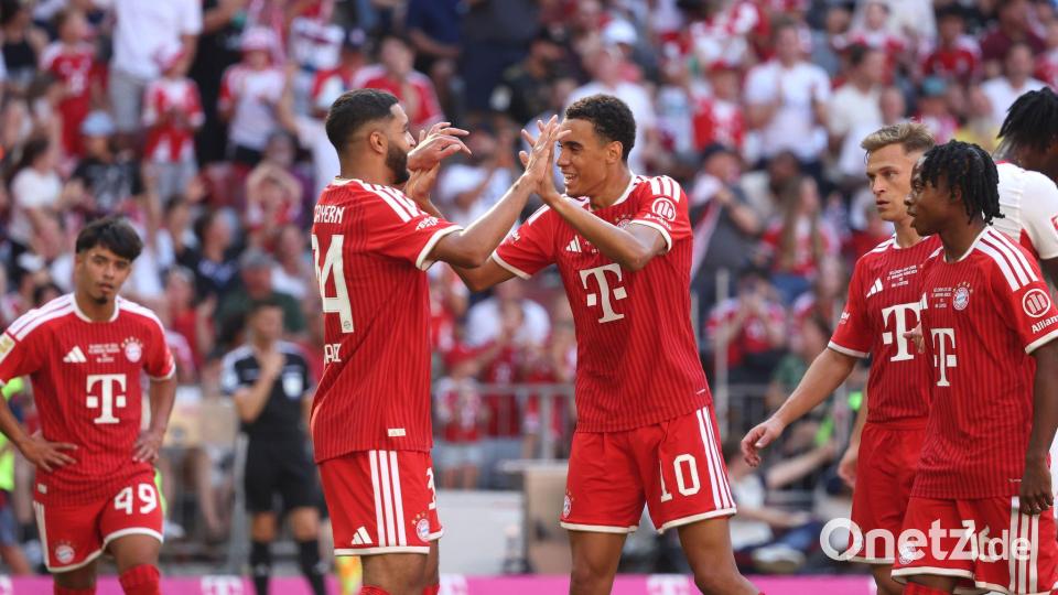 Ismael Saibari (l) bejubelt das 3:1 mit Torschütze Jamal Musiala. Bild: Karl-Josef Hildenbrand/dpa