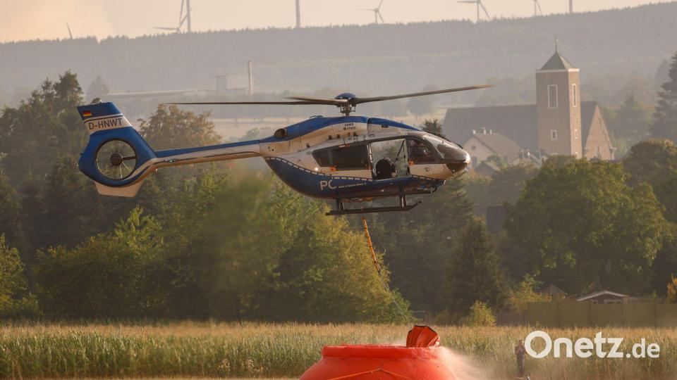 Bei Tageslicht sollen die Löschhubschrauber wieder fliegen. Bild: Thomas Banneyer/dpa