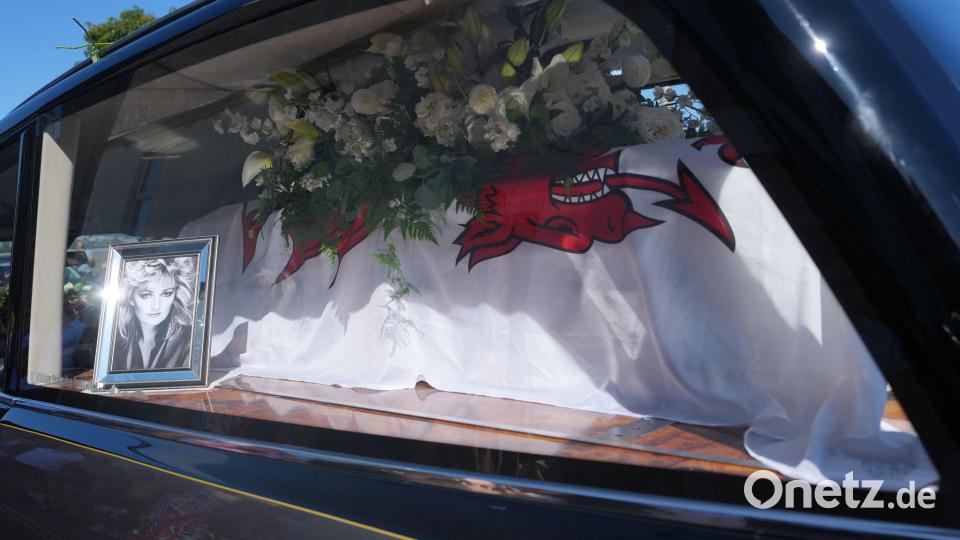 In einem Leichenwagen wurde ihr Sarg durch Mumbles gefahren. Bild: Alastair Grant/AP/dpa