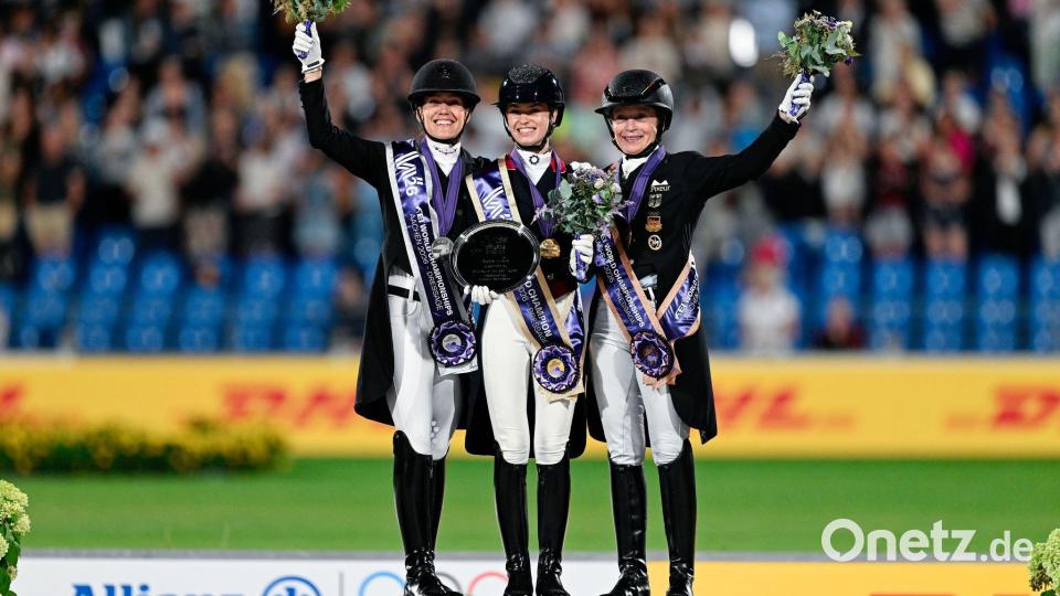 Die britische Dressurreiterin Charlotte Fry (M), die deutsche Dressurreiterin Isabell Werth (r) und die dänische Dressurreiterin Cathrine Laudrup-Dufour stehen bei der Reit-WM in Aachen auf dem Podest nebeneinander. Bild: Uwe Anspach/dpa