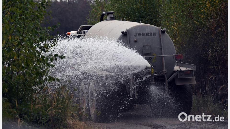 Landwirte mit Wassertanks unterstützen die Löscharbeiten beim Waldbrand im Hürtgenwald. Bild: Federico Gambarini/dpa