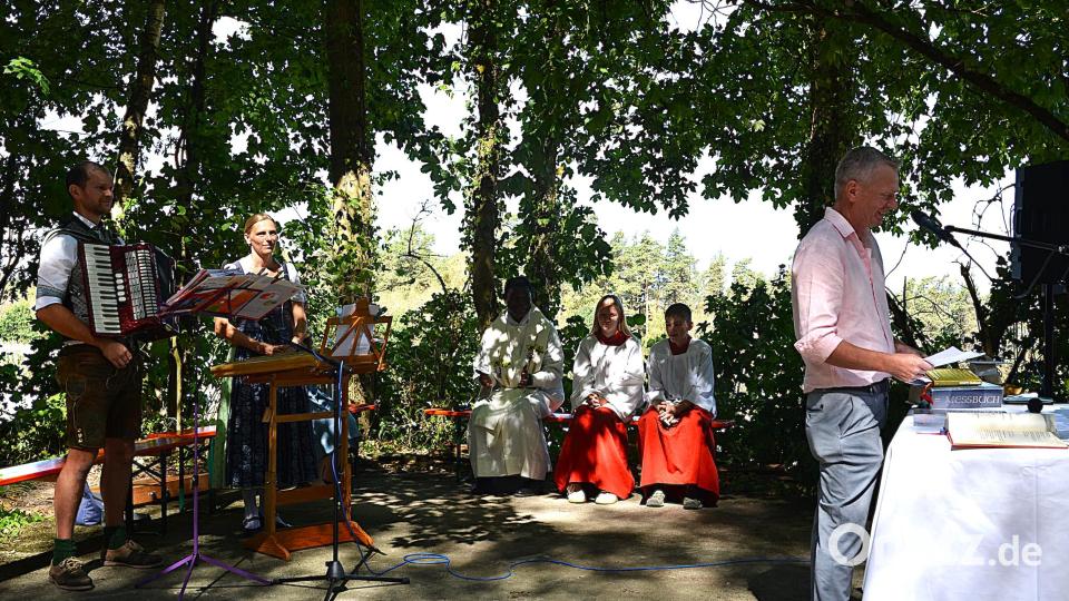 Der Vorsitzende des OWV Massenricht Martin Rumpler bedankte sich am Ende des Gottesdienstes beim Zelebranten und den vielen ehrenamtlichen Helfern. Bild: Fritz Dietl