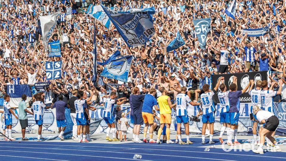 Der gewachsene Teamspirit wird von den Fans goutiert. Bild: Andreas Gora/dpa