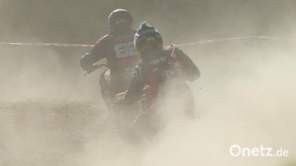 Die Fahrer werden vom Staub verschluckt. Wenigsten klassen die Motorengeräusche eine Vermutung zu, wo sie gerade sind. Bild: Heidi Franitza