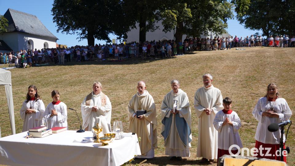 Beim Festgottesdienst am großen Frauentag am Fahrenberg mit Weihbischof Reinhard Pappenberger (Mitte) meinte es die Sonne besonders gut mit den vielen Gläubigen, die sich in die Schatten unter den Bäumen zurückzogen. Bild: fvo