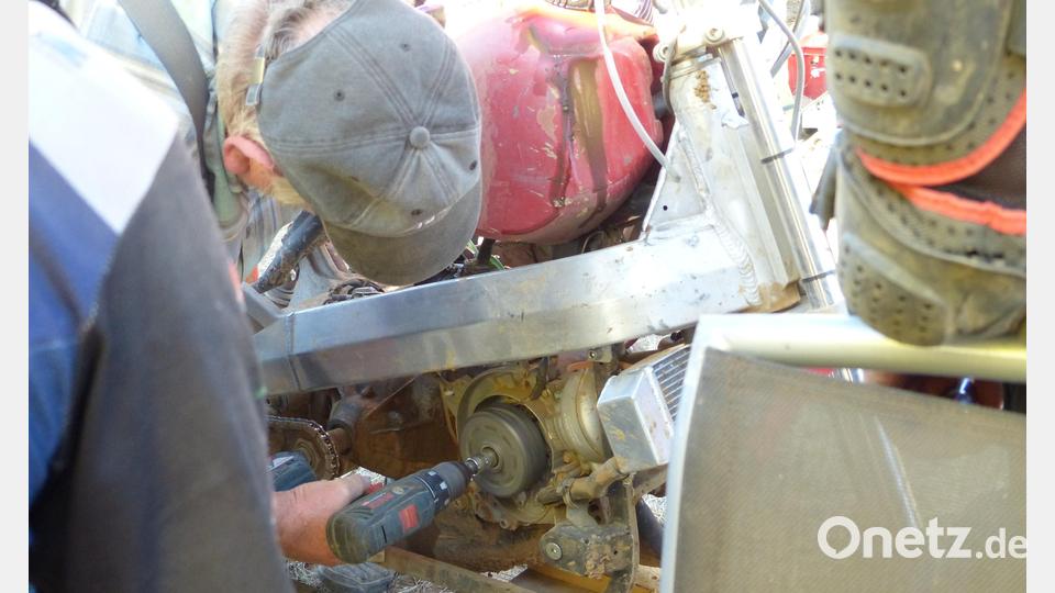 Mancher Motor verweigert die Arbeit. Dann sind Motivationsargumente mit dem Akkuschrauber nötig. Bild: Heidi Franitza