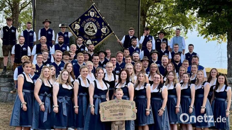 Der Burschenverein Unterlind samt Festdamen. Bild: Gisela Kuhbandner