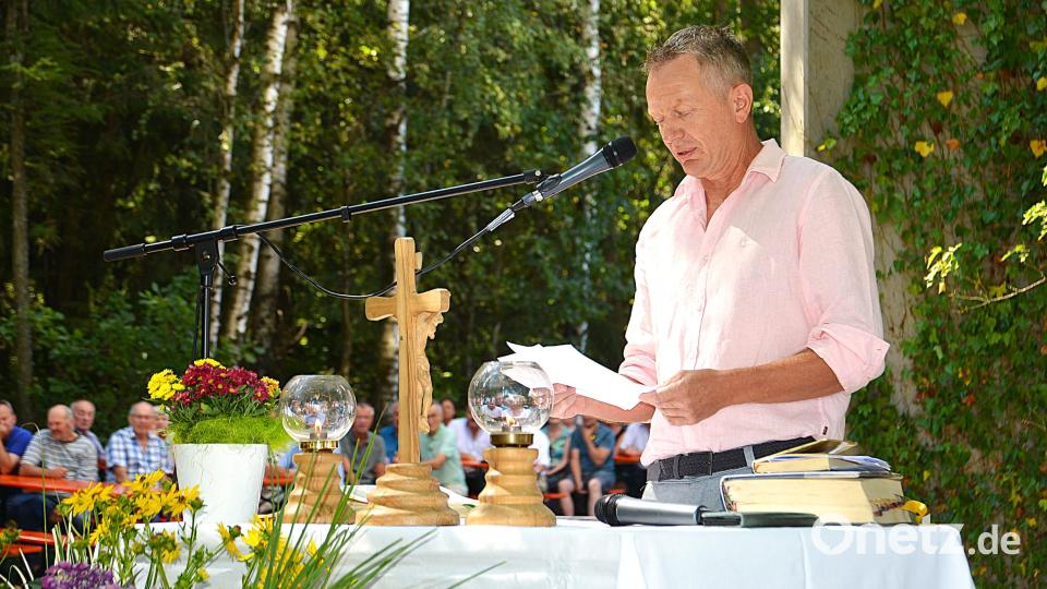 Der Vorsitzende des OWV Massenricht Martin Rumpler bedankte sich am Ende des Gottesdienstes beim Zelebranten und den vielen ehrenamtlichen Helfern. Bild: Fritz Dietl