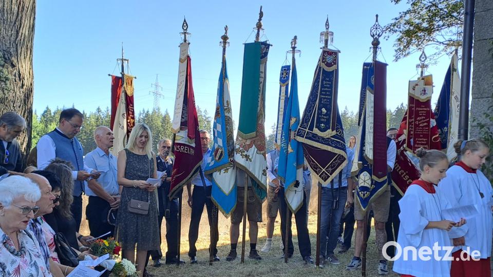 Die Fahnenabordnungen nahmen am Gottesdienst teil. Bild: Gisela Kuhbandner