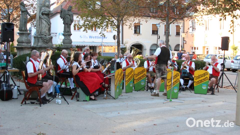 Einen traumhaften Abend erlebten die Zuhörer bei der Serenade der Stadtkapelle Tirschenreuth am Oberen Marktplatz. Bild: heb