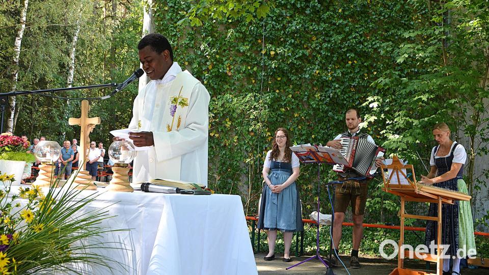 Pfarrvikar Ndudi zelebrierte den Festgottesdienst beim Rödlaser Turmfest, der von Kerstin Meyer auf dem Hackbrett und Hubert Deichl am Akkordeon musikalisch umrahmt wurde. Bild: Fritz Dietl