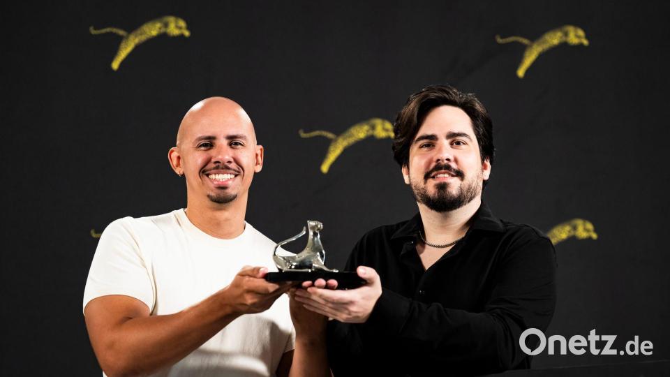 Das brasilianische Regie-Duo Matheus Farias (links) und Enock Carvalho erhielt den Sonderpreis der Jury in der Kategorie „Concorso Internazionale“. Bild: Jean-Christophe Bott/KEYSTONE/dpa