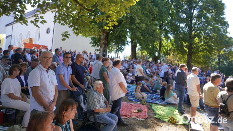 Die vielen Gläubigen suchten unter den Bäumen am Freialtar am Fahrenberg den Schatten Bild: fvo