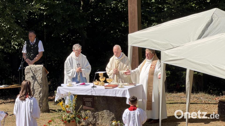 Am Altar von links: Pfarrer Norbert Götz, Weihbischof Reinhard Pappenberger und Pfarrer Albert Hölzl Bild: fvo