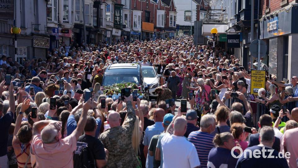 Hunderte Fans nahmen Abschied von Bonnie Tyler. Bild: Alastair Grant/AP/dpa