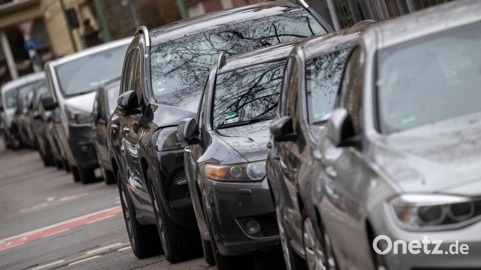 SUVs haben eine höhere Karosserie als herkömmliche Autos. (Archivbild) Bild: Sebastian Gollnow/dpa