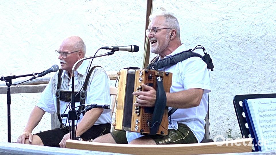 Willi Preißinger aus dem Fränkischen (rechts) wird von seinem Freund Rudi begleitet. Bild: Claudia Völkl