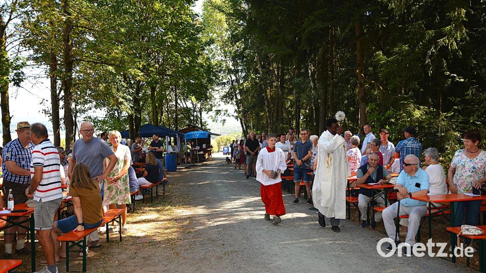 Am Ende des Gottesdienstes wurden die mitgebrachten Kräuterbuschen geweiht. Bild: Fritz Dietl