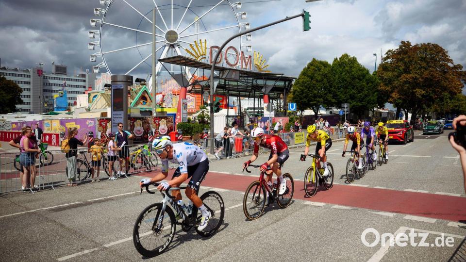 Die Spitzengruppe fährt am Hamburger Heiligengeistfeld im Stadtteil St. Pauli vorbei. Bild: Gregor Fischer/dpa