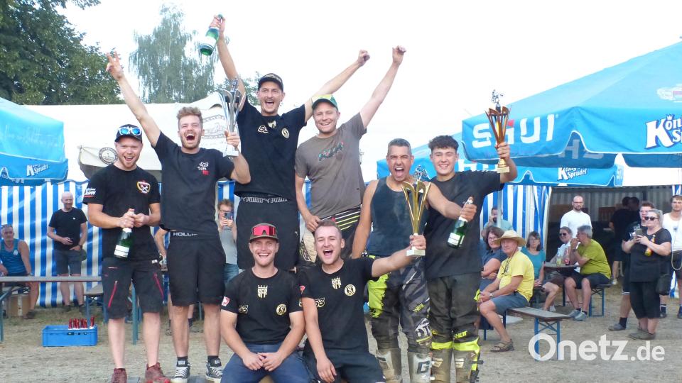 Die 2026er Champions der Tuningklasse in der Serie "Mofa-Cross der Nationen": 3. Platz Team Arrow, 2. Platz TRM Racing und unangefochten die Nummer Eins das Team Spätzünder. Bild: Heidi Franitza