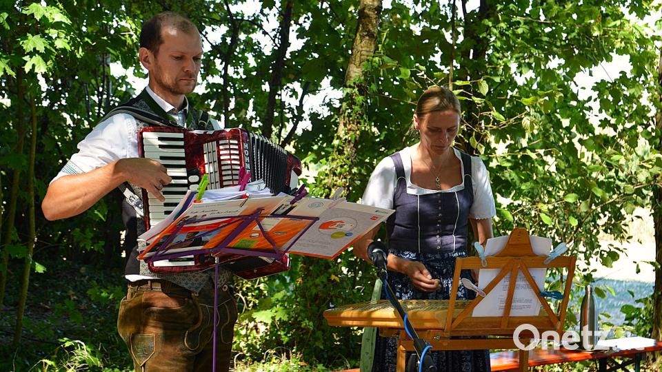 Hubert Deichl (Akkordeon) und Kerstin Meyer (Hackbrett) bereicherten den Gottesdienst mit ihrem Spiel. Bild: Fritz Dietl